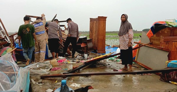 Angin Puting Beliung yang merusak 60 Rumah di Indramayu